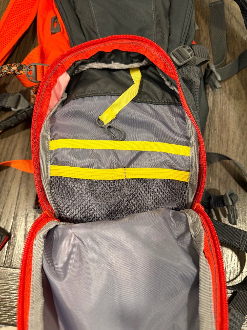 CamelBak Lobo Hydration Pack Backpack Black Orange w/ Reservoir - Picture 2 of 6
